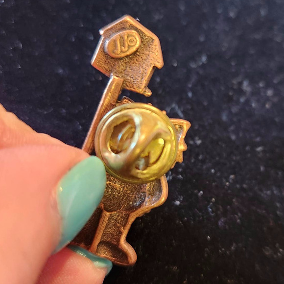 Vintage JJ Jonette Copper Tone Kitty Cat With Birdhouse Lapel Tac Brooch Pin - Picture 2 of 3